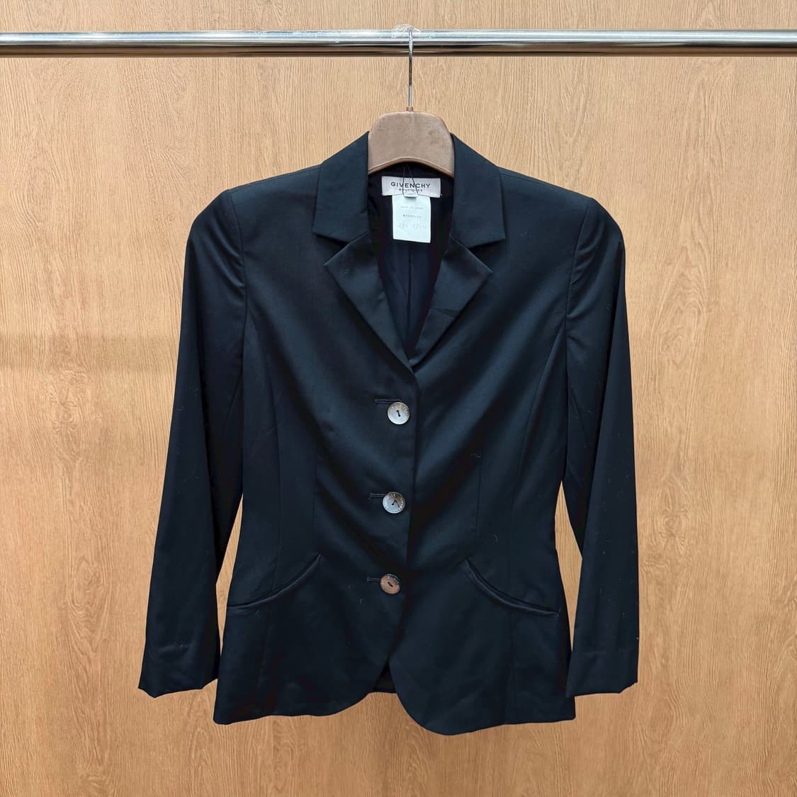 지방시 부티크 블레이저 자켓 싱글 브레스트 플리츠 슬릿 포켓 디테일 블랙 상품이미지2