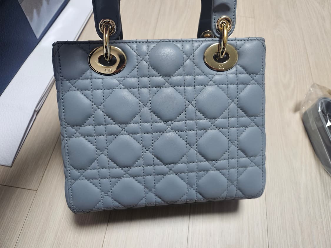 디올 레이디백 미니 블루 그레이 램스킨퀼팅백 상품이미지5