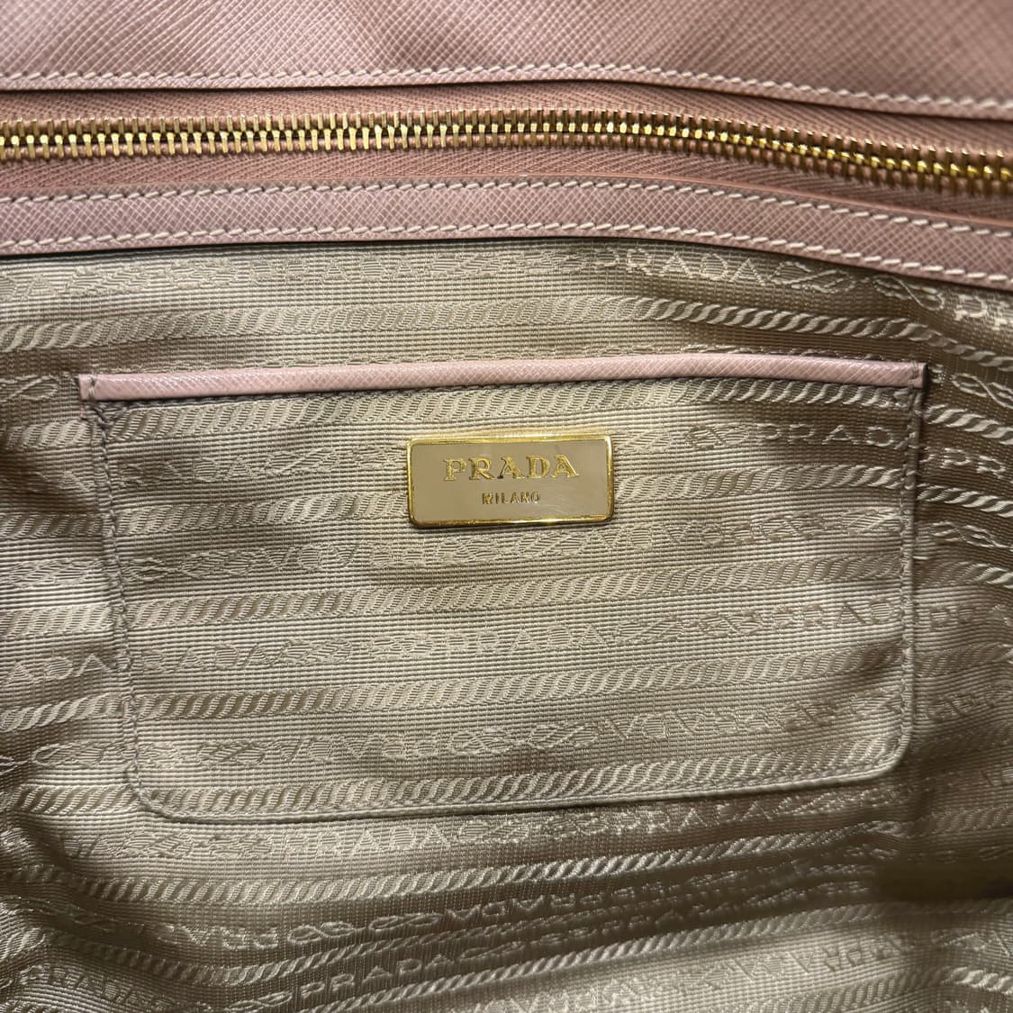 프라다 토트백 사피아노 레더 골드 삼각 로고 디테일 베이지 핑크 상품이미지6