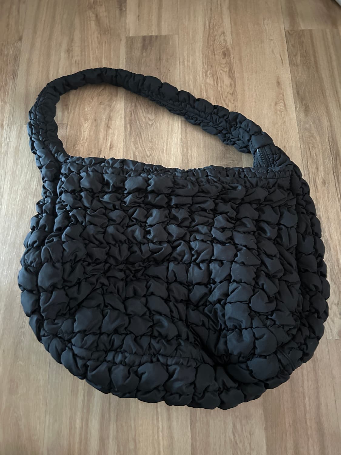 코스 퀄티드 오버사이즈 크로스백 상품이미지1