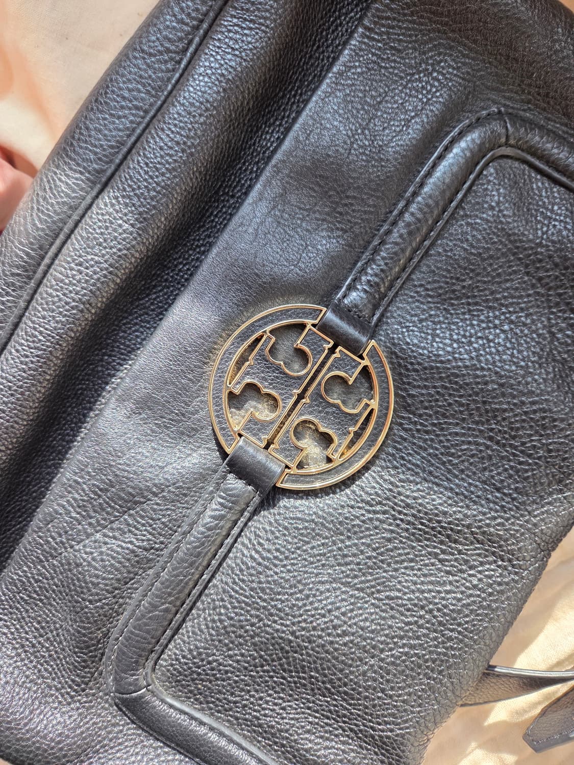 공홈구매) 토리버치 블랙 가죽 숄더백 상품이미지3