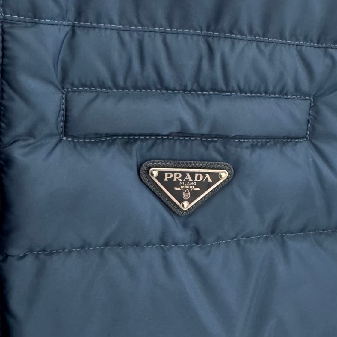 [54사이즈] 프라다 삼각로고 조끼 패딩 베스트 (SGJ191) 상품이미지7