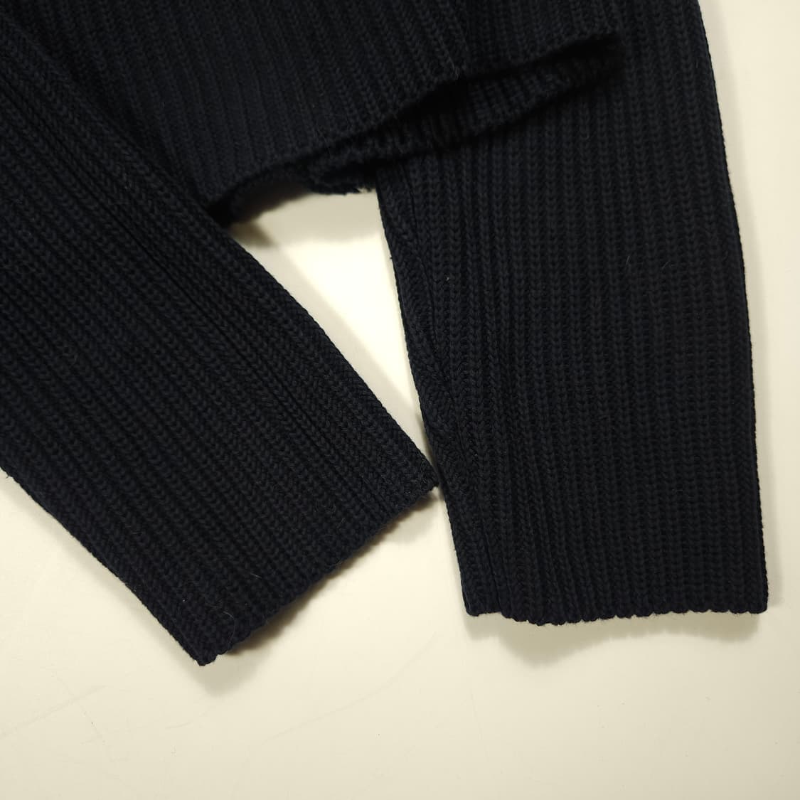 오프화이트 크롭 니트 상품이미지4