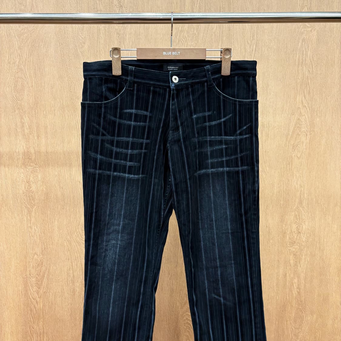 버버리 블랙 라벨 팬츠 그레이 핀 스트라이프 패턴 로고 자수 디테일 블랙 상품이미지4