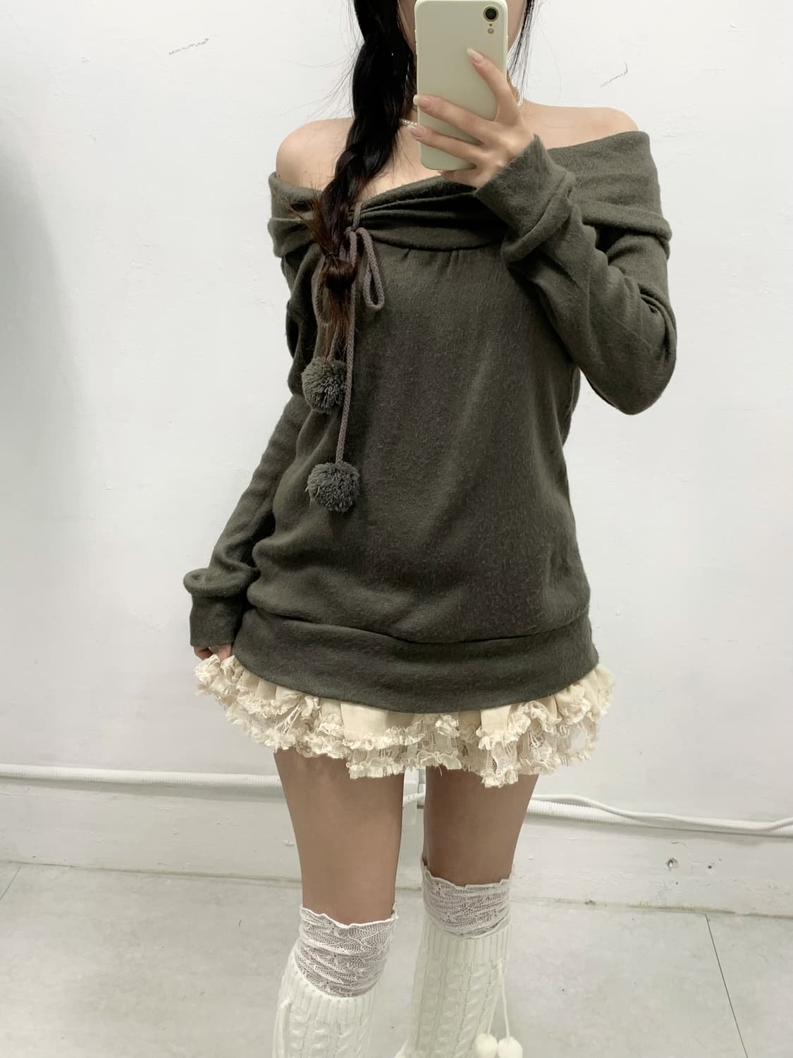 라떼갸루 코코아 폼폼이 오프숄더 니트 상품이미지3