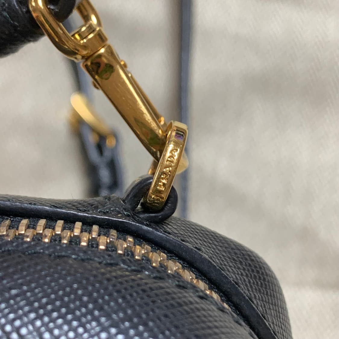 정품) 프라다 블랙 사피아노 미니 크로스백 금장 상품이미지4