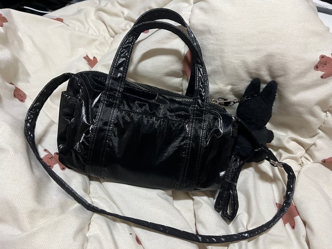 마뗑킴 글로시 로고 스포티 미니 더플백 (블랙) + 토끼키링포함  상품이미지3