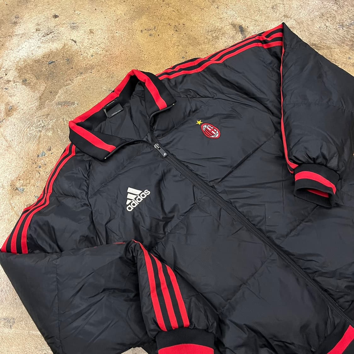아디다스 검빨 ac밀란 블랙 레드 숏패딩 100 상품이미지1