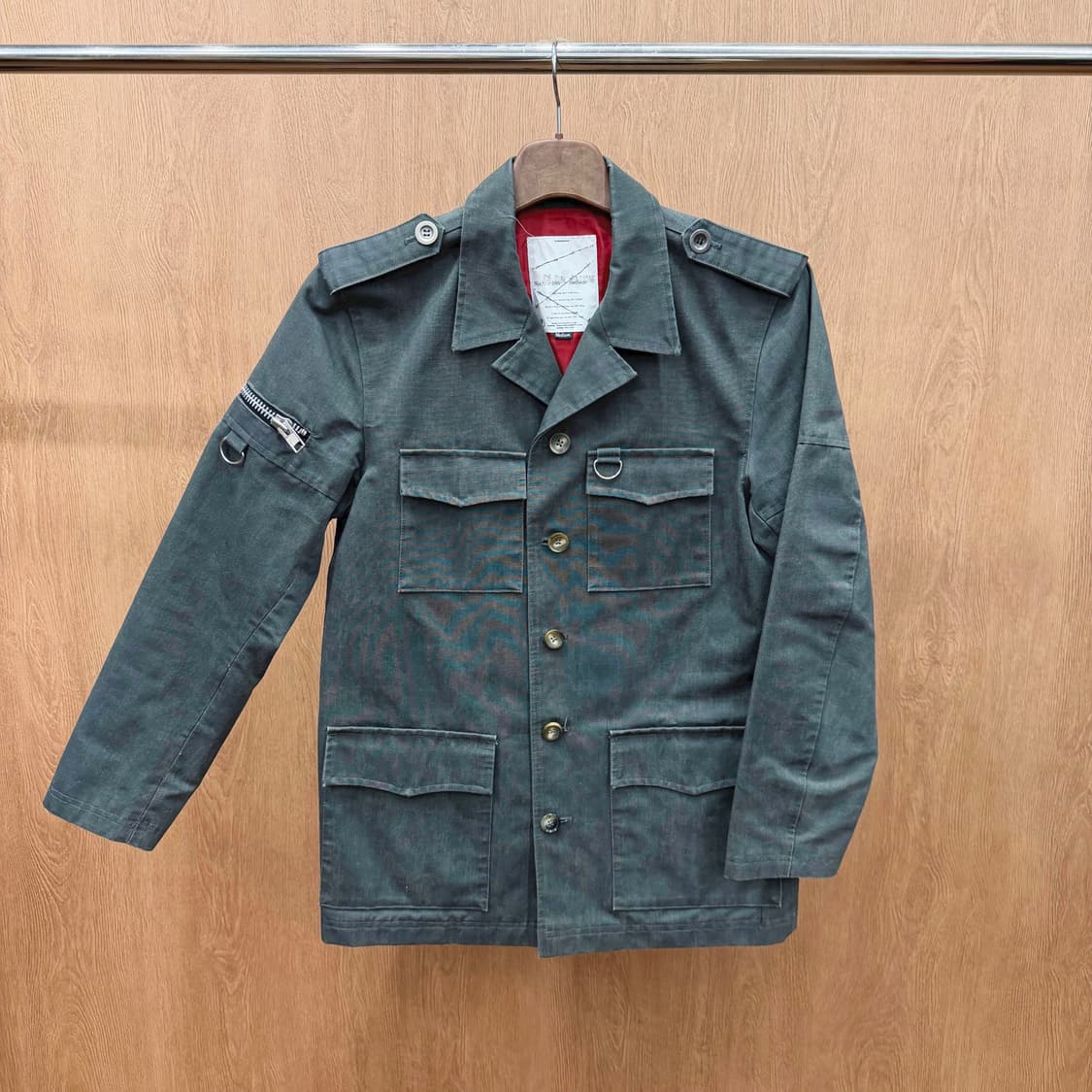 식스 새디즘 밀리터리 필드 자켓 D-링 스트랩 지퍼 포켓 디테일 카키 상품이미지2