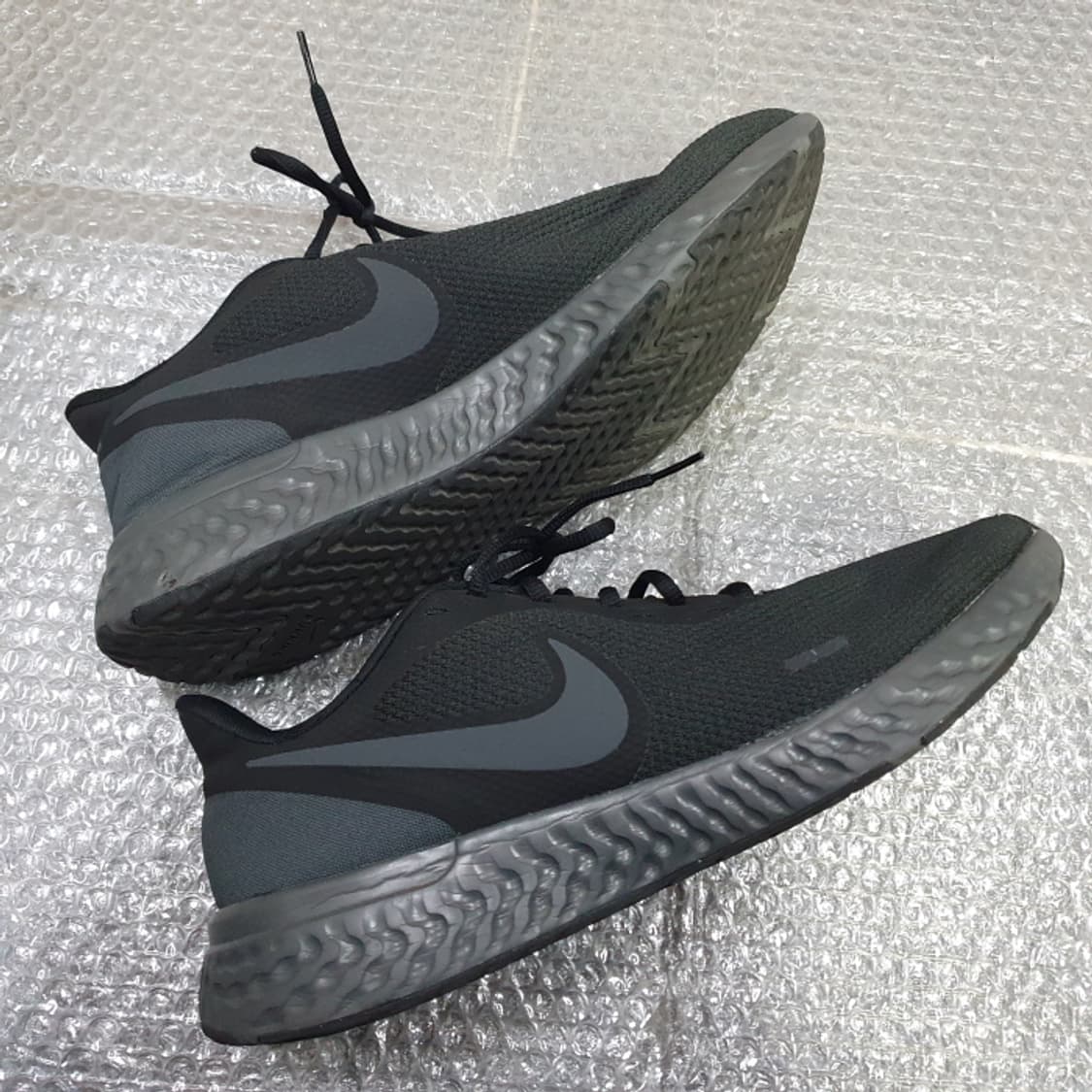 나이키 레볼루션5 트리플블랙 BQ3204-001(300) 상품이미지2