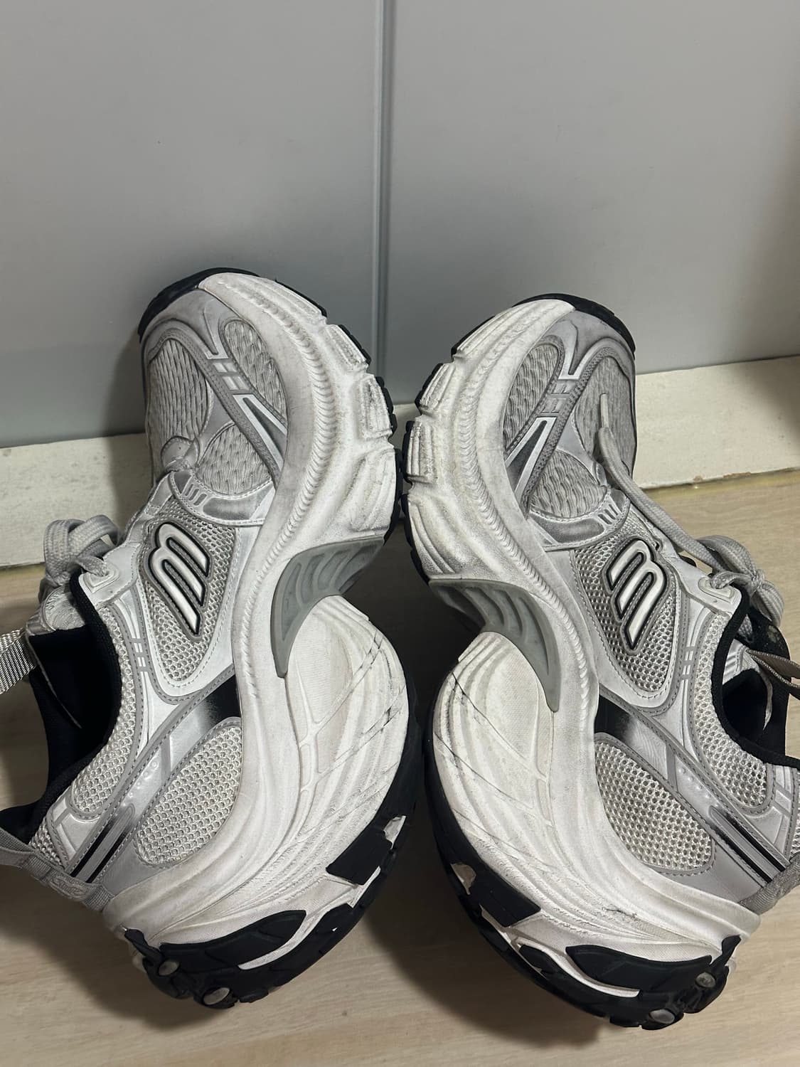 43 발렌시아가 10xl 화이트 팝니다 상품이미지5