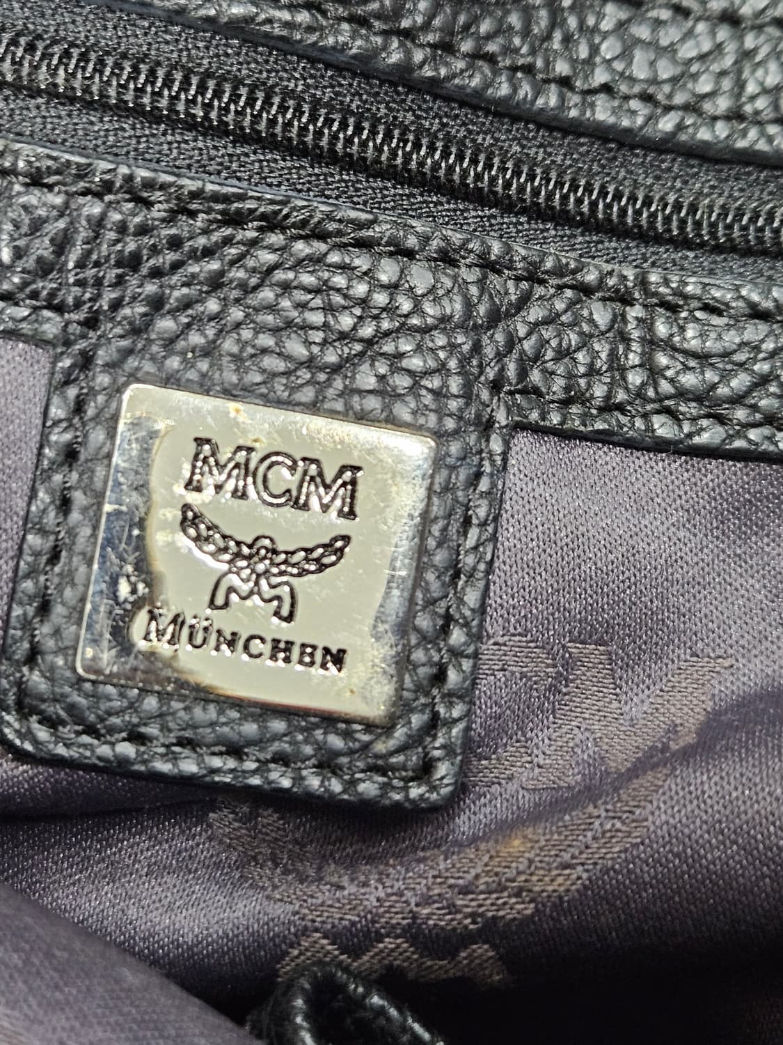 MCM 모노그램 블랙&화이트 숄더겸 토드백 상품이미지3