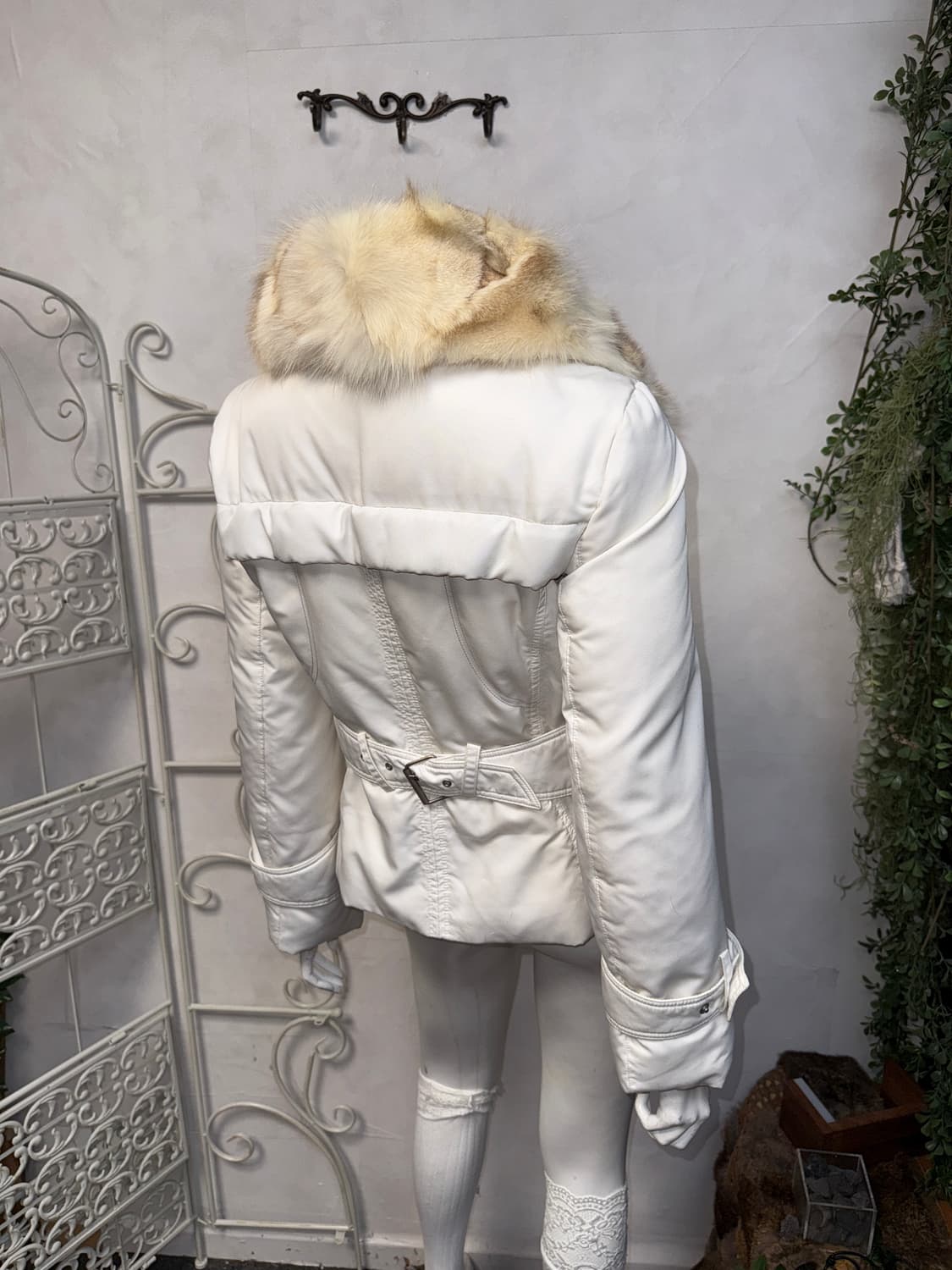 Lynn white belted buckle fox fur puffer  상품이미지8