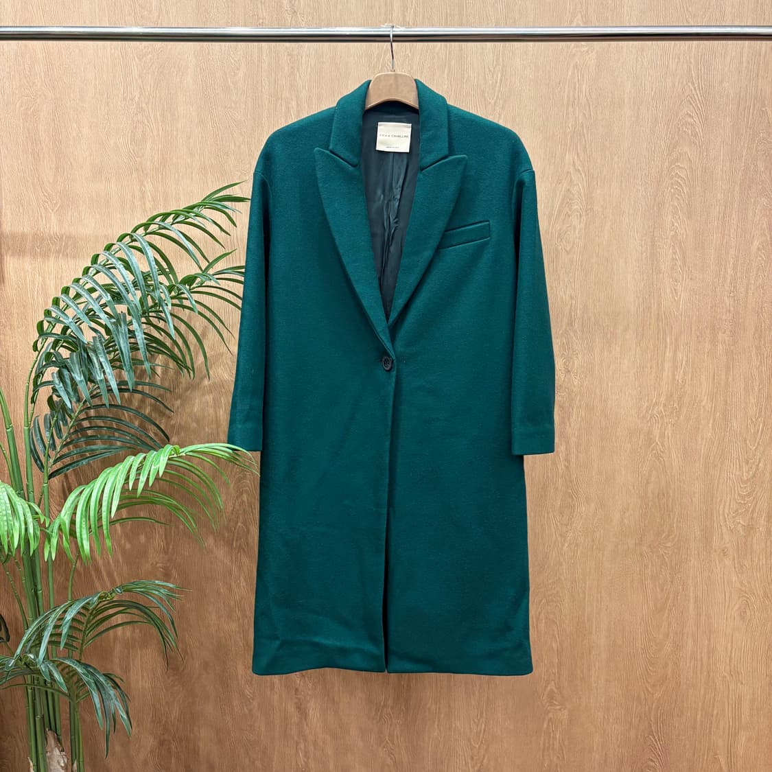 에리카 까발리니 롱 코트 클래식 노치드 라펠 싱글 버튼 슬릿 디테일 그린 상품이미지1