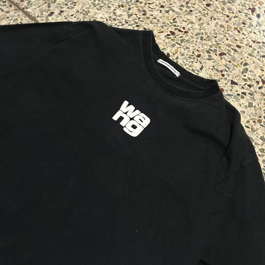 알렉산더 왕(Alexander Wang) 러버라이즈 로고 블랙 티셔츠 상품이미지2