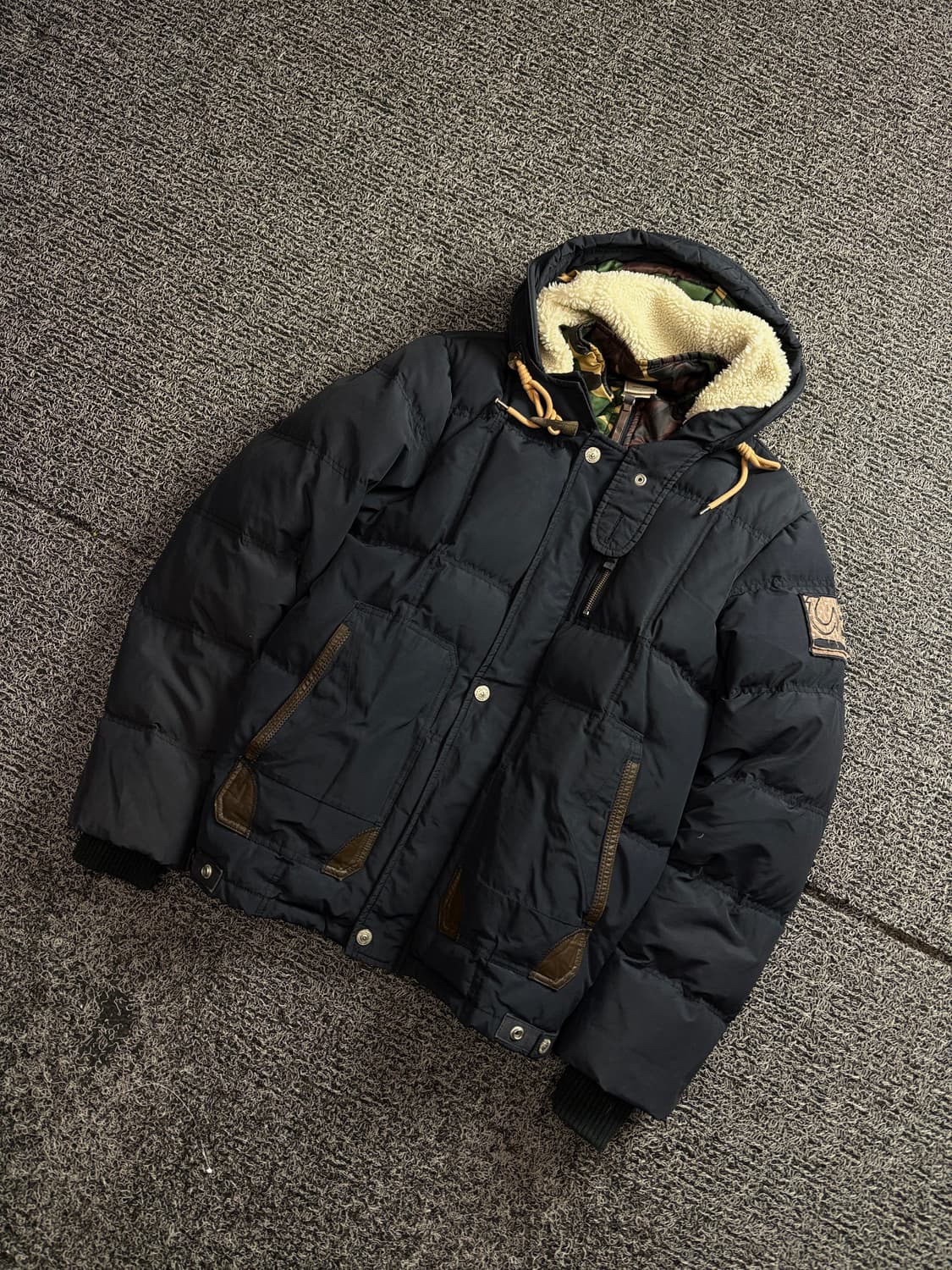 트루릴리젼 사이드로고 카모플라쥬 디테일 덕다운 점퍼 2789 상품이미지1