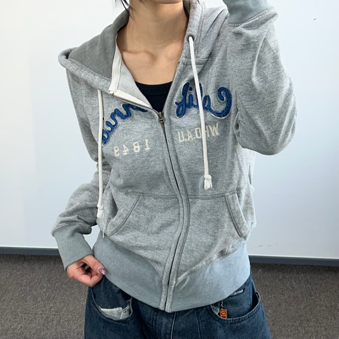 Who.A.U 후아유 블루 레터링 그레이 후드집업 상품이미지1