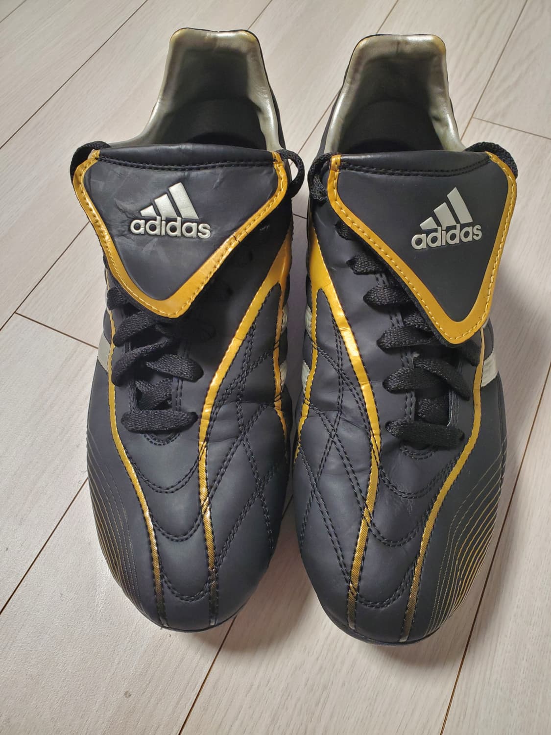 아디다스 축구화 잘락테로 HG 사이즈270

거의 안신어서 상태는 엄청  상품이미지2