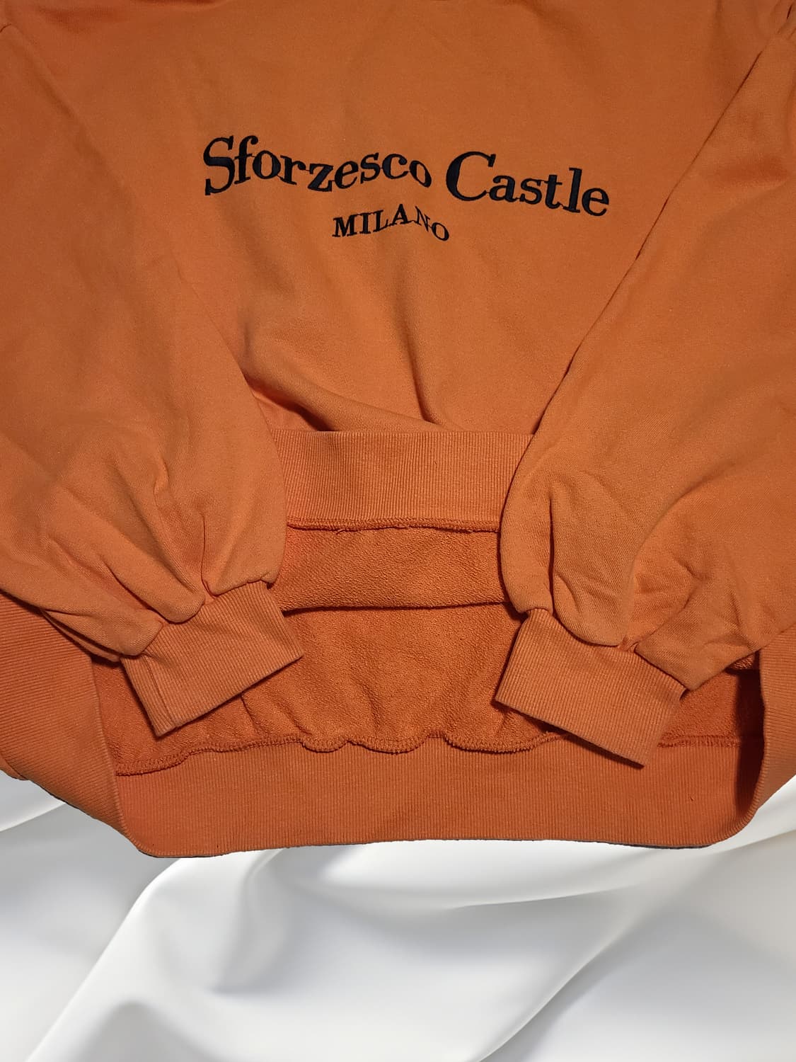 [희귀템] 쨍한 오렌지 레터링 어깨 트임 맨투맨 (유니크/포인트룩) 상품이미지3