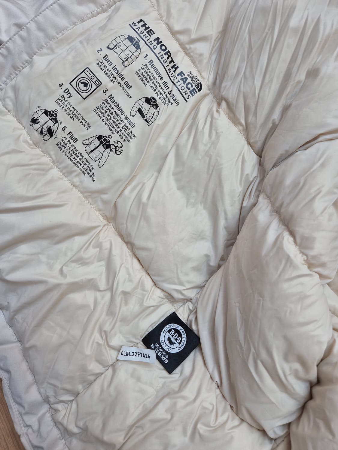 노스페이스 아이보리 패딩 L사이즈 판매합니다. 무난한 색상이라 어디든 잘 상품이미지4