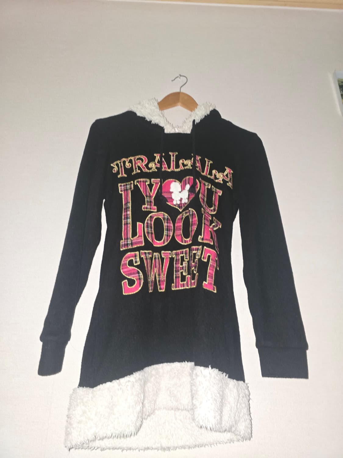 Tralala 트랄라라 블랙 후드 원피스(후드 폼폼이X) 상품이미지1