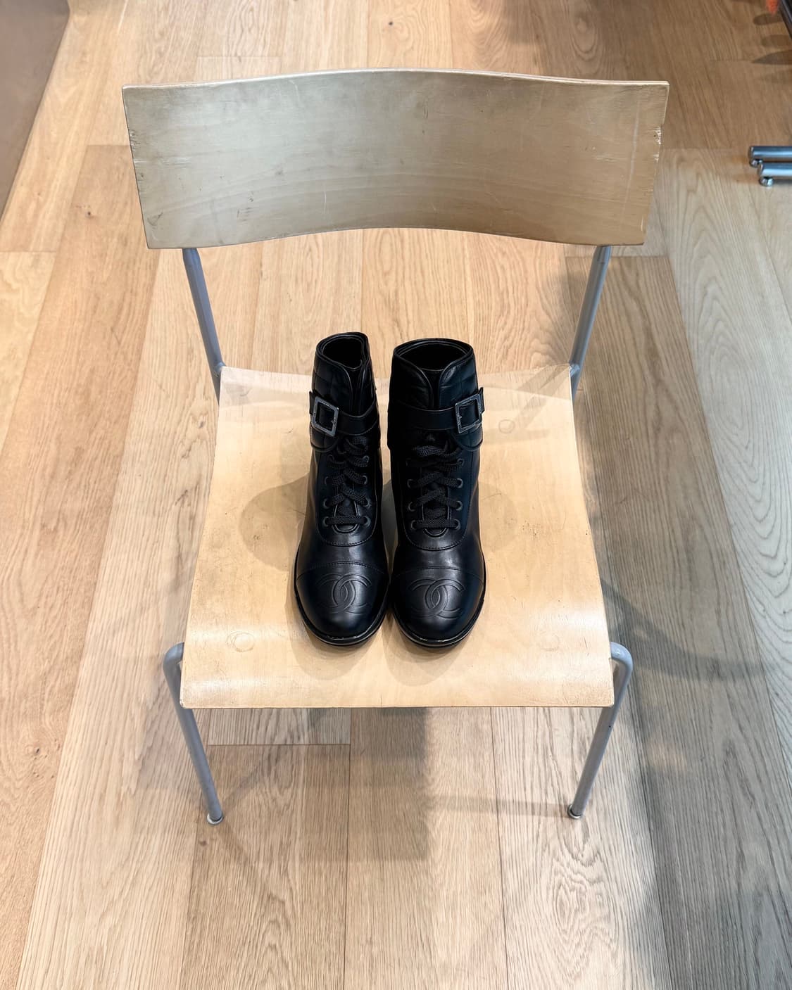 샤넬 블랙 00s 가죽 인터로킹 퀼팅 앵클 컴뱃 부츠 상품이미지2