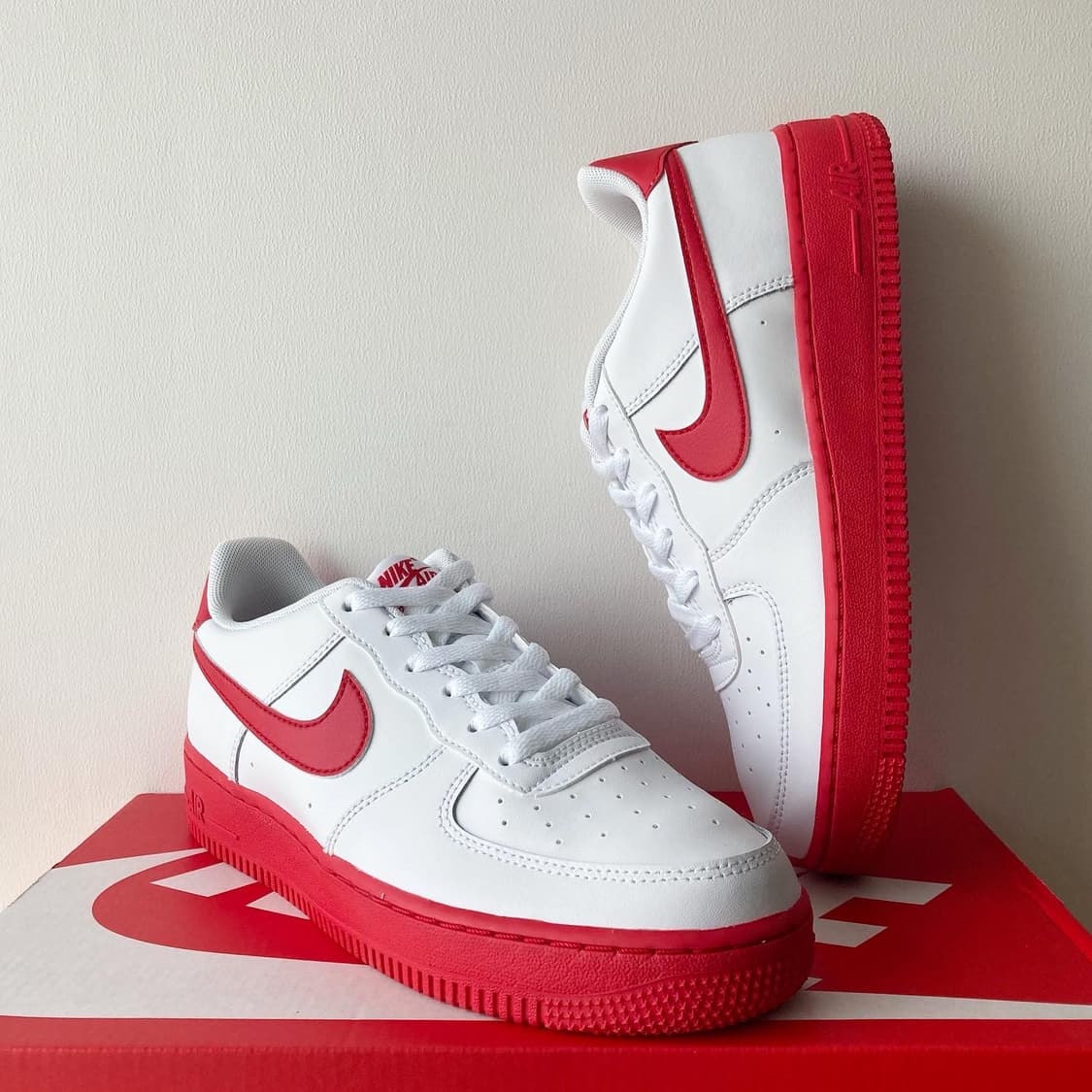 나이키 에어포스 1 로우 레드솔 a.k.a 빨창 상품이미지1