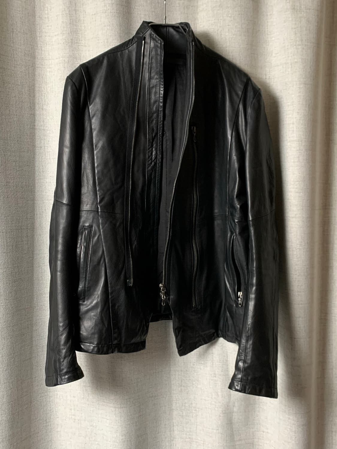 Julius 16fw 슬래쉬 하이넥 레더자켓 상품이미지2