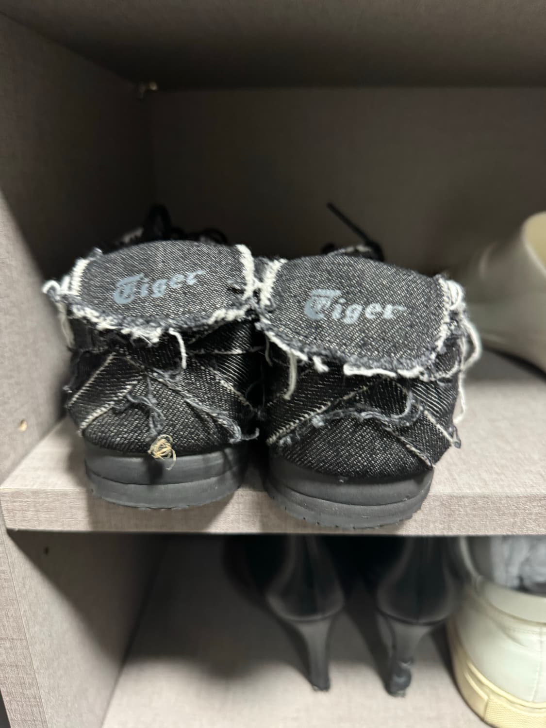오니츠카타이거 데님 스니커즈 상품이미지5