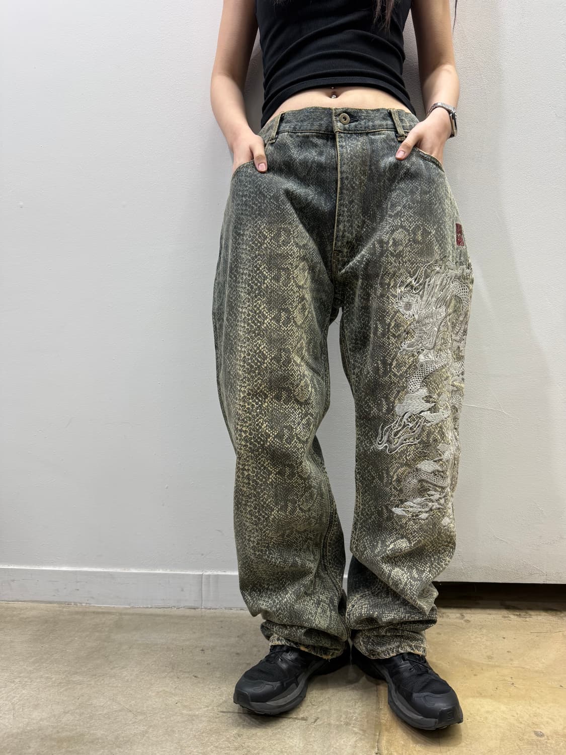 카라쿠리 타마시 패턴 디테일 자수 데님팬츠 상품이미지4