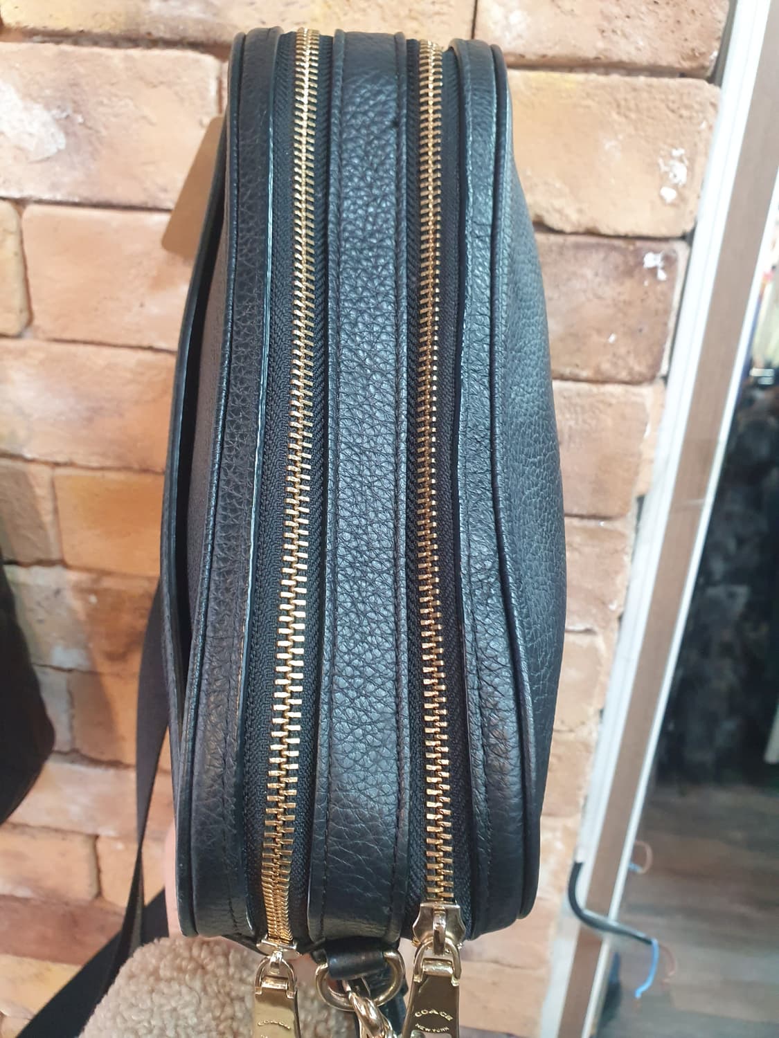 코치 블랙 가죽 크로스백 상품이미지6