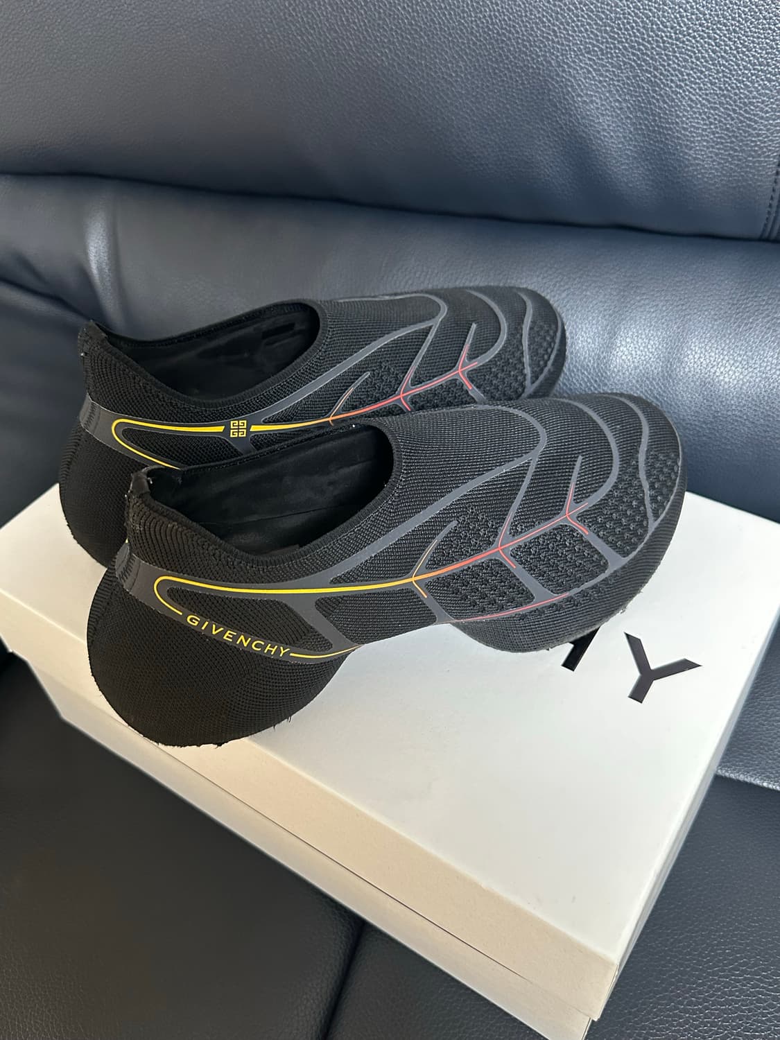 지방시 tk360 블랙 옐로우 41 사이즈 상품이미지4