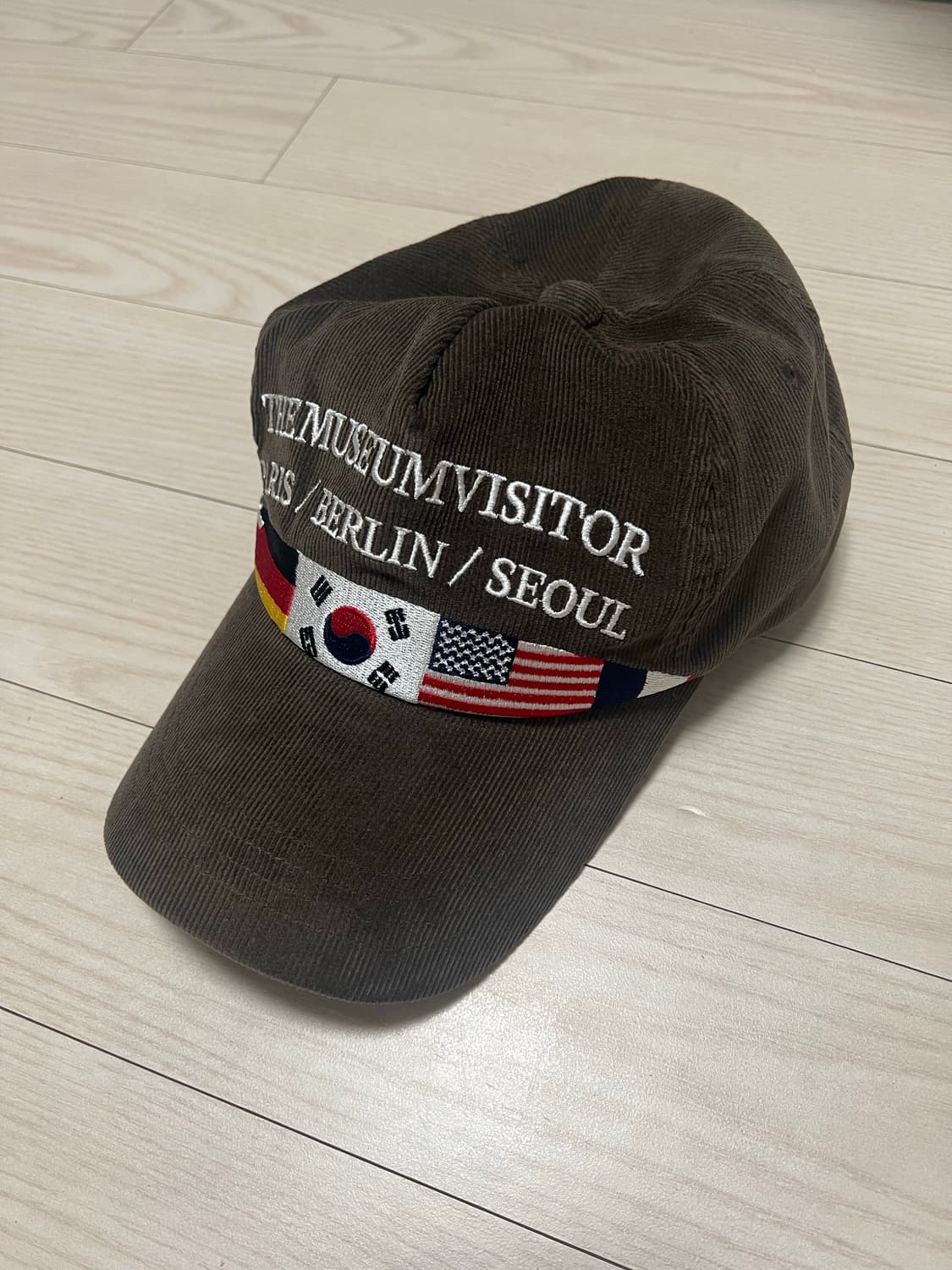 더뮤지엄비지터 볼캡 브라운 상품이미지1