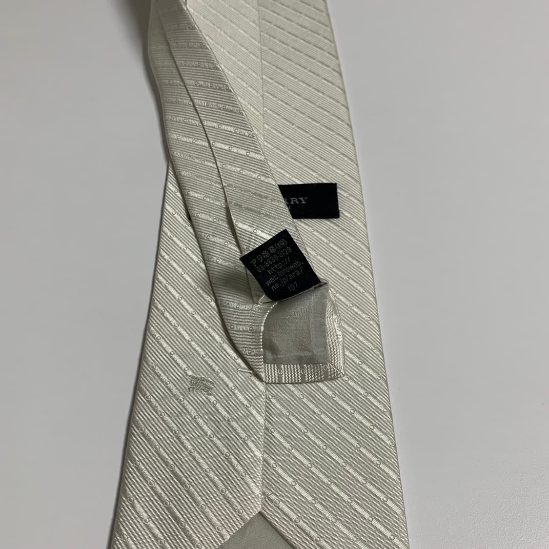 버버리(BURBERRY) 화이트컬러 스트라이프 명품넥타이 심플로고 최상급 상품이미지8
