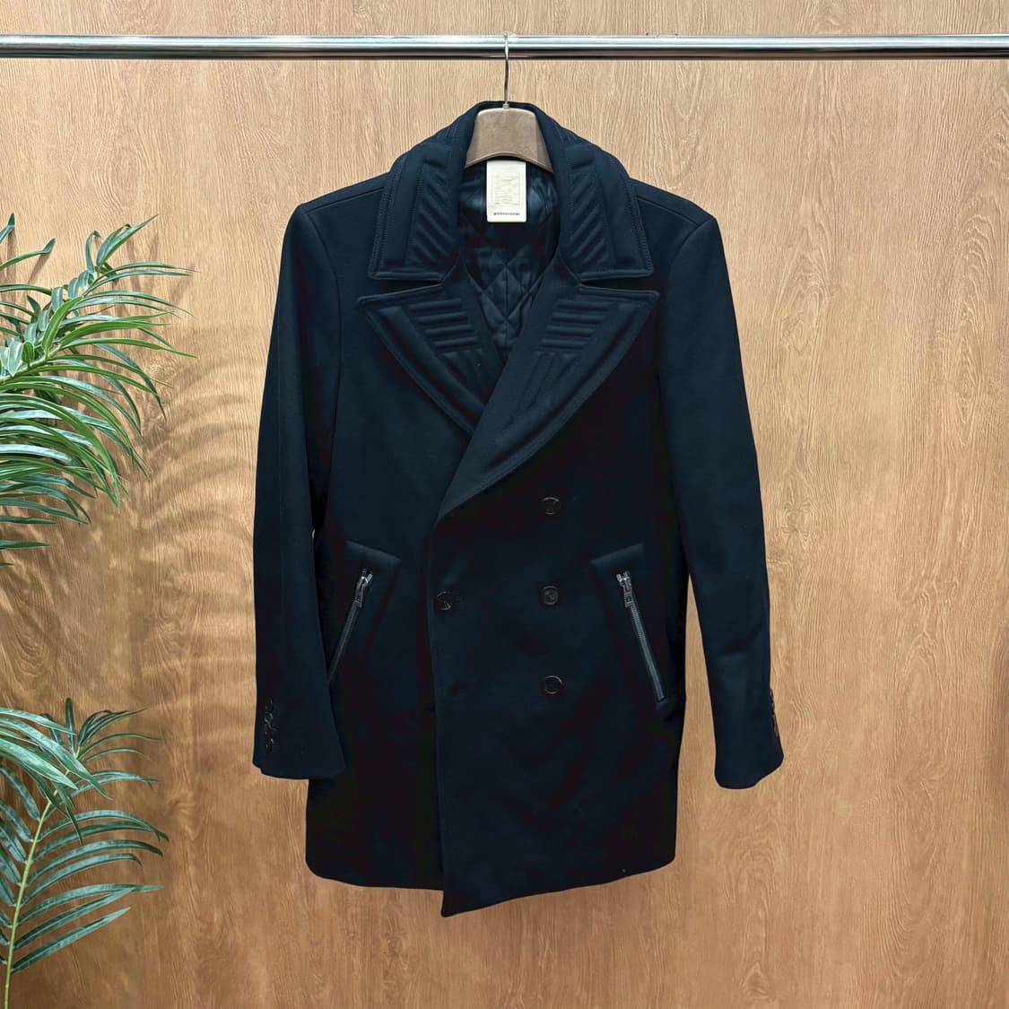 우영미 더블 브레스티드 롱 코트 엠보 퀄팅 스티치 집업 포켓 디테일 블랙 상품이미지1