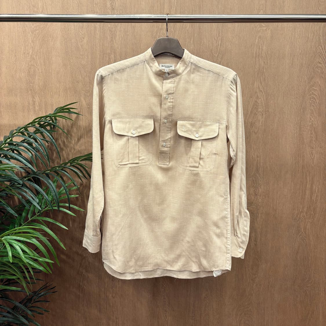 입생로랑 긴팔 셔츠 프론트 하프 버튼 밴드 카라 플랩 포켓 디테일 베이지 상품이미지1