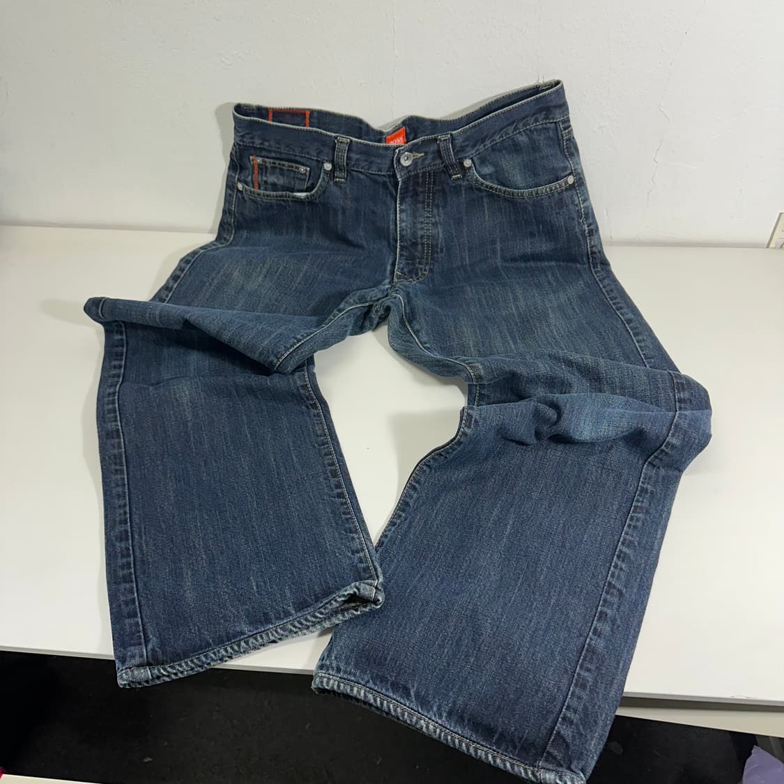 34 휴고보스 진청 레귤러핏 워싱 데님팬츠 상품이미지3