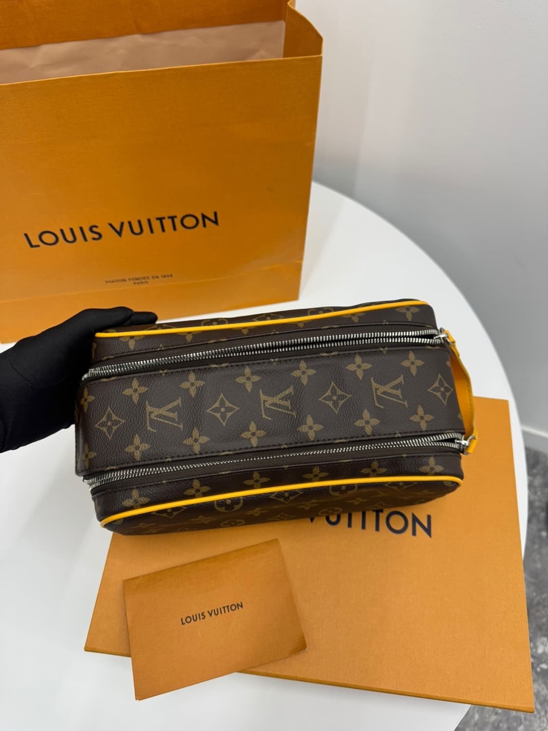 [백화점] 루이비통 돕 키트 토일렛 파우치 사프란 옐로우  상품이미지3