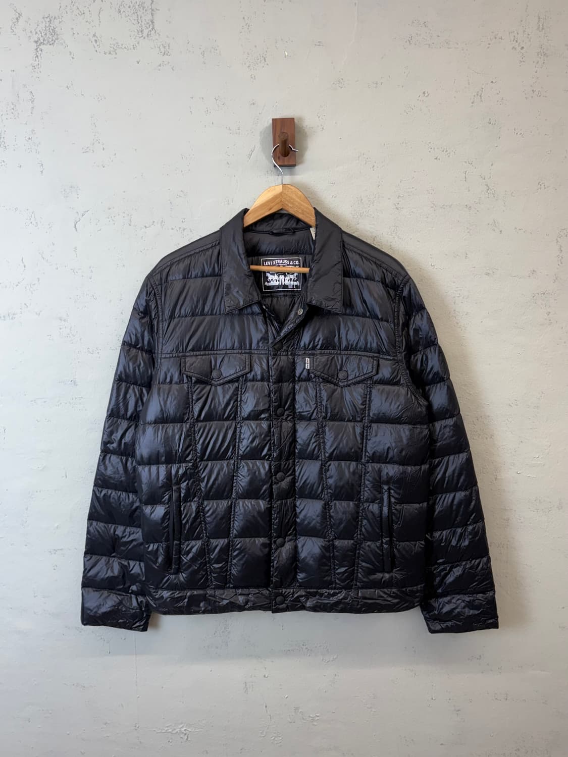 리바이스 구스다운 글로시 퀼팅 트러커자켓 블랙 상품이미지1