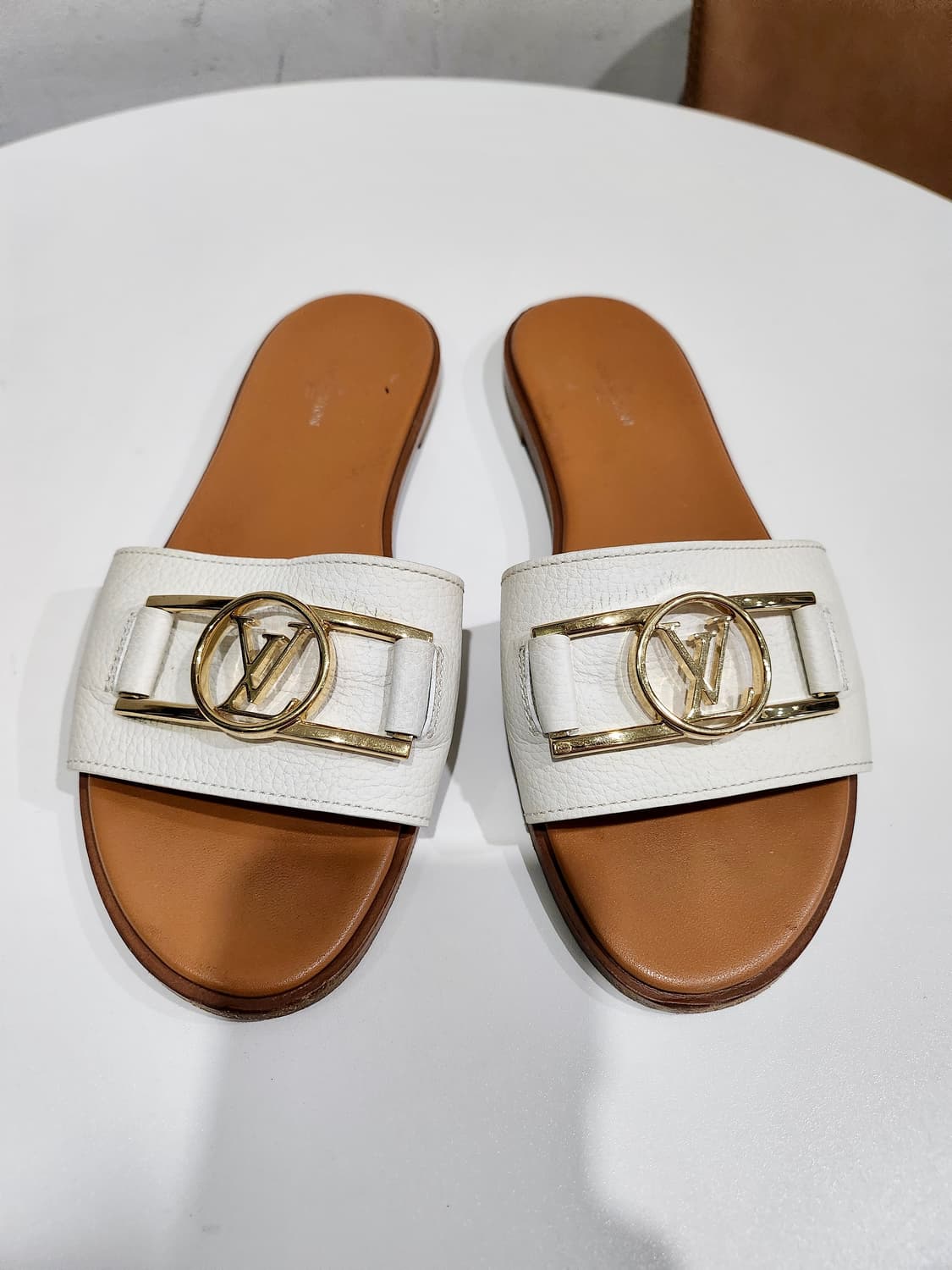 루이비통 화이트 골드 로고 슬리퍼 37.5 정품 상품이미지2