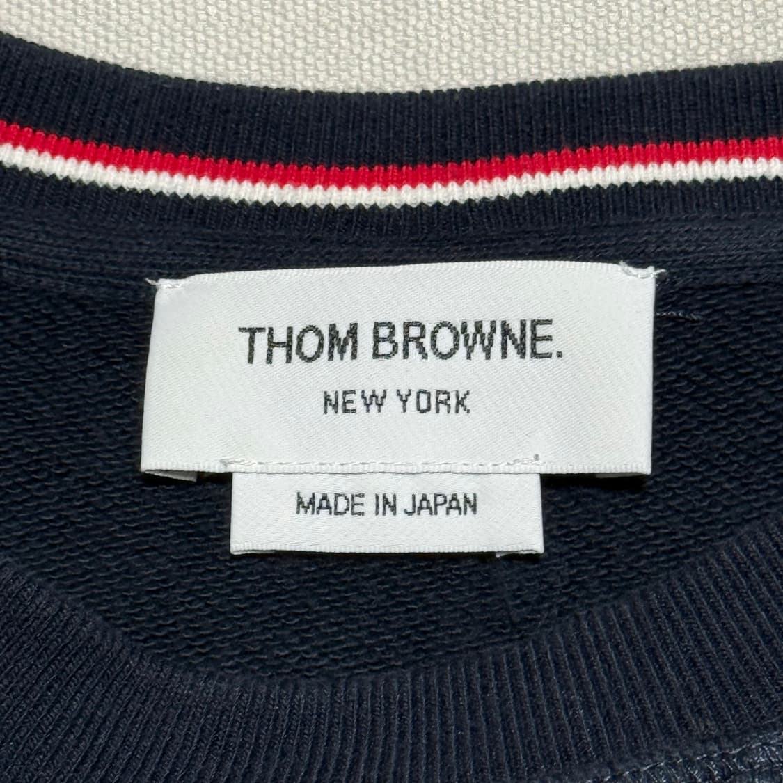 2 톰브라운 사선완장 네이비 맨투맨 상품이미지4