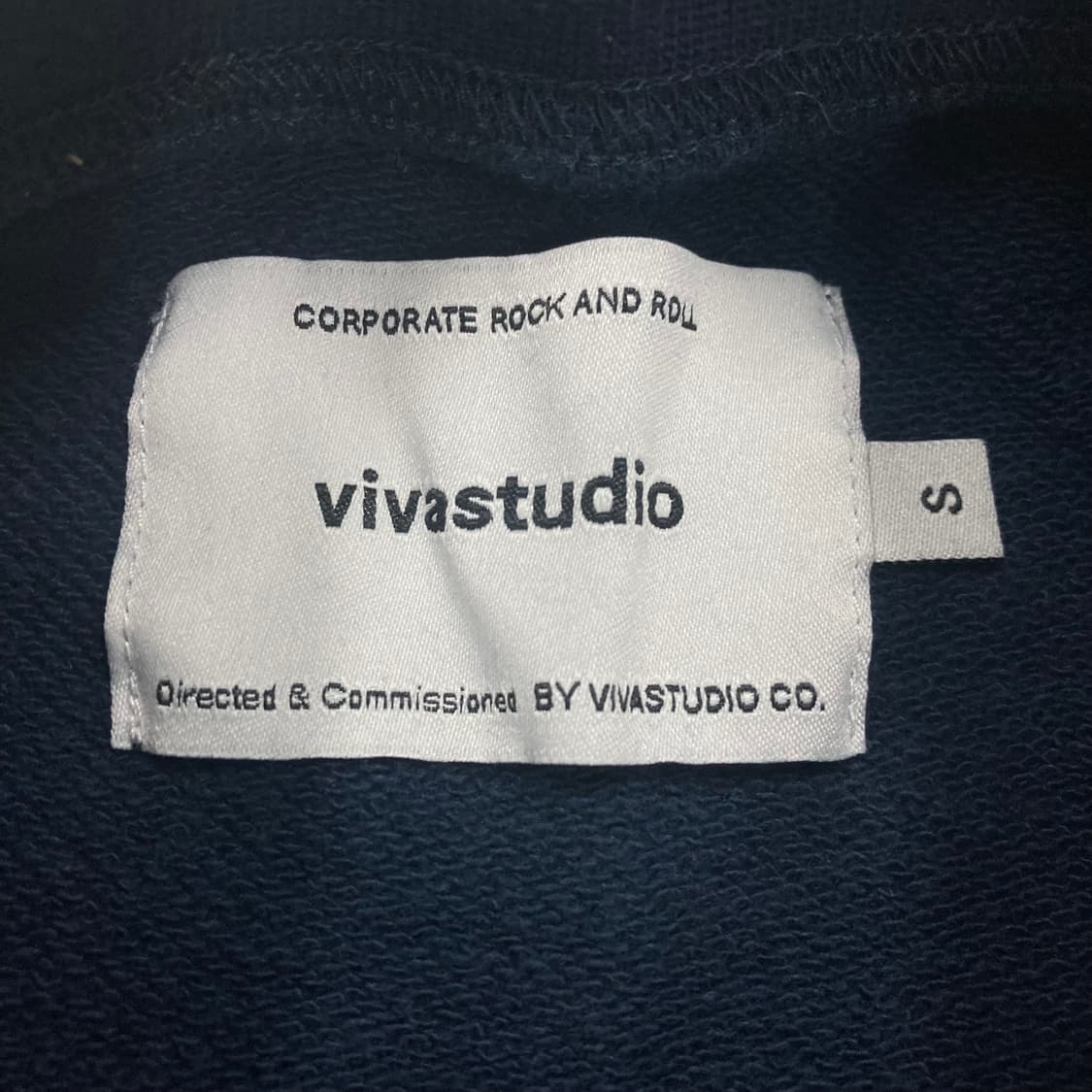 비바스튜디오 네이비 컬러 리트리버 클럽 맨투맨 상품이미지3