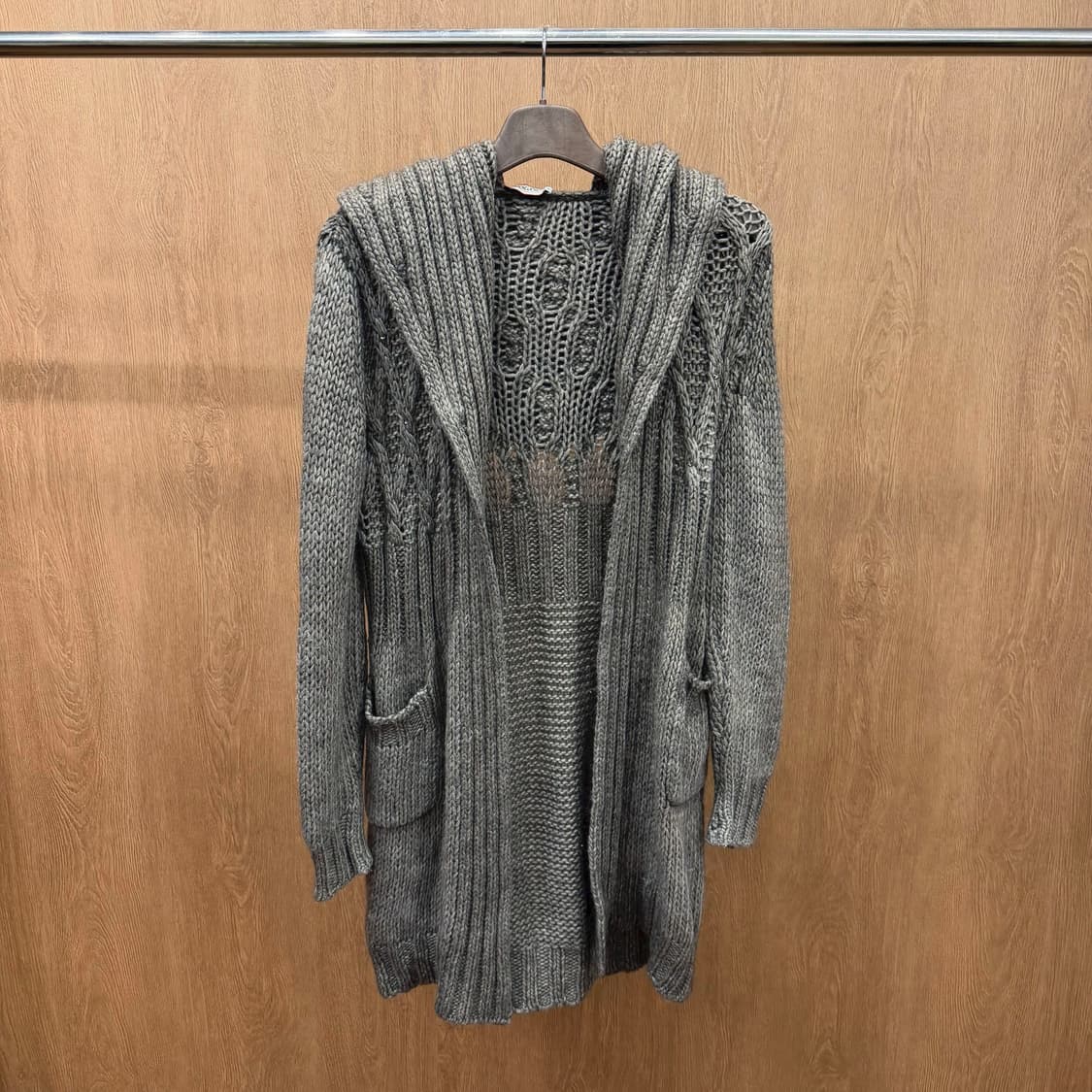 막스앤코 케이블 니트 오픈 롱 가디건 와이드 카울 후드 큐빅 장식 그레이 상품이미지2