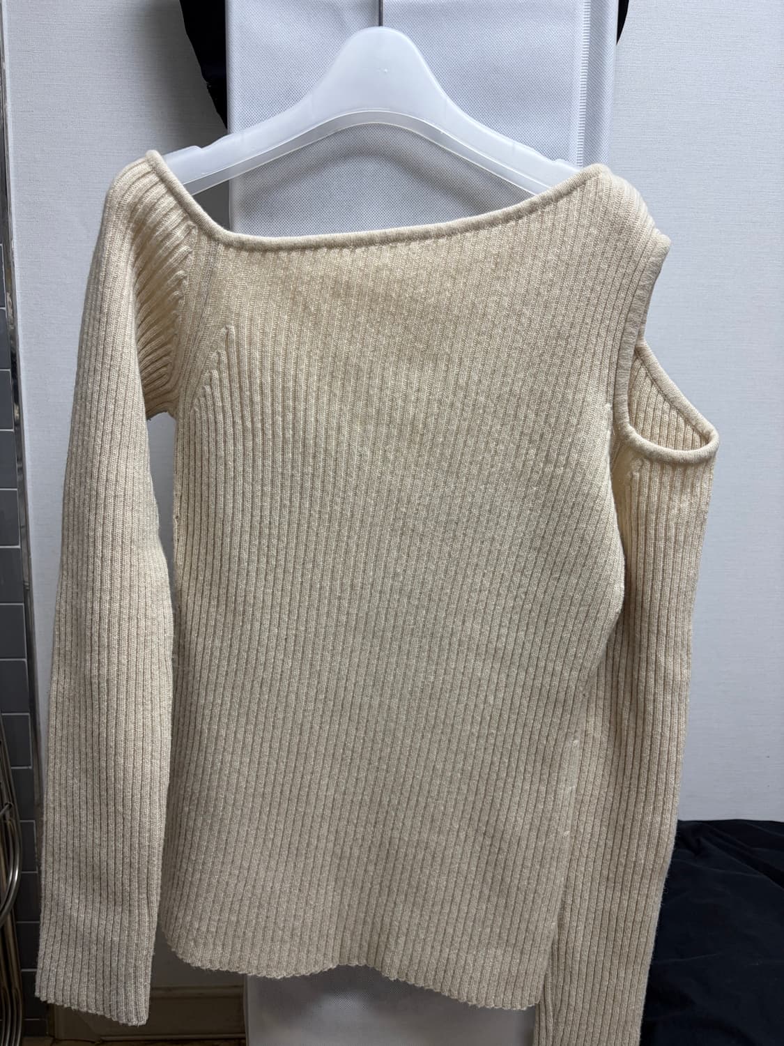 다이애그널 오프숄더 니트  상품이미지3