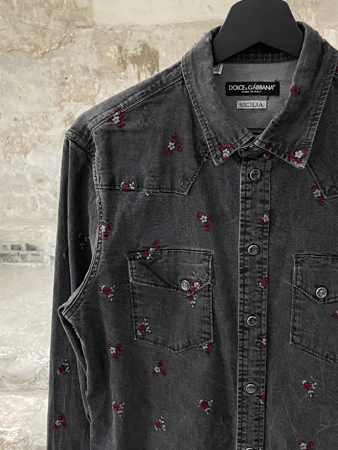 돌체 앤 가바나 흑청 플라워 자수 스냅 버튼 데님 셔츠 상품이미지2