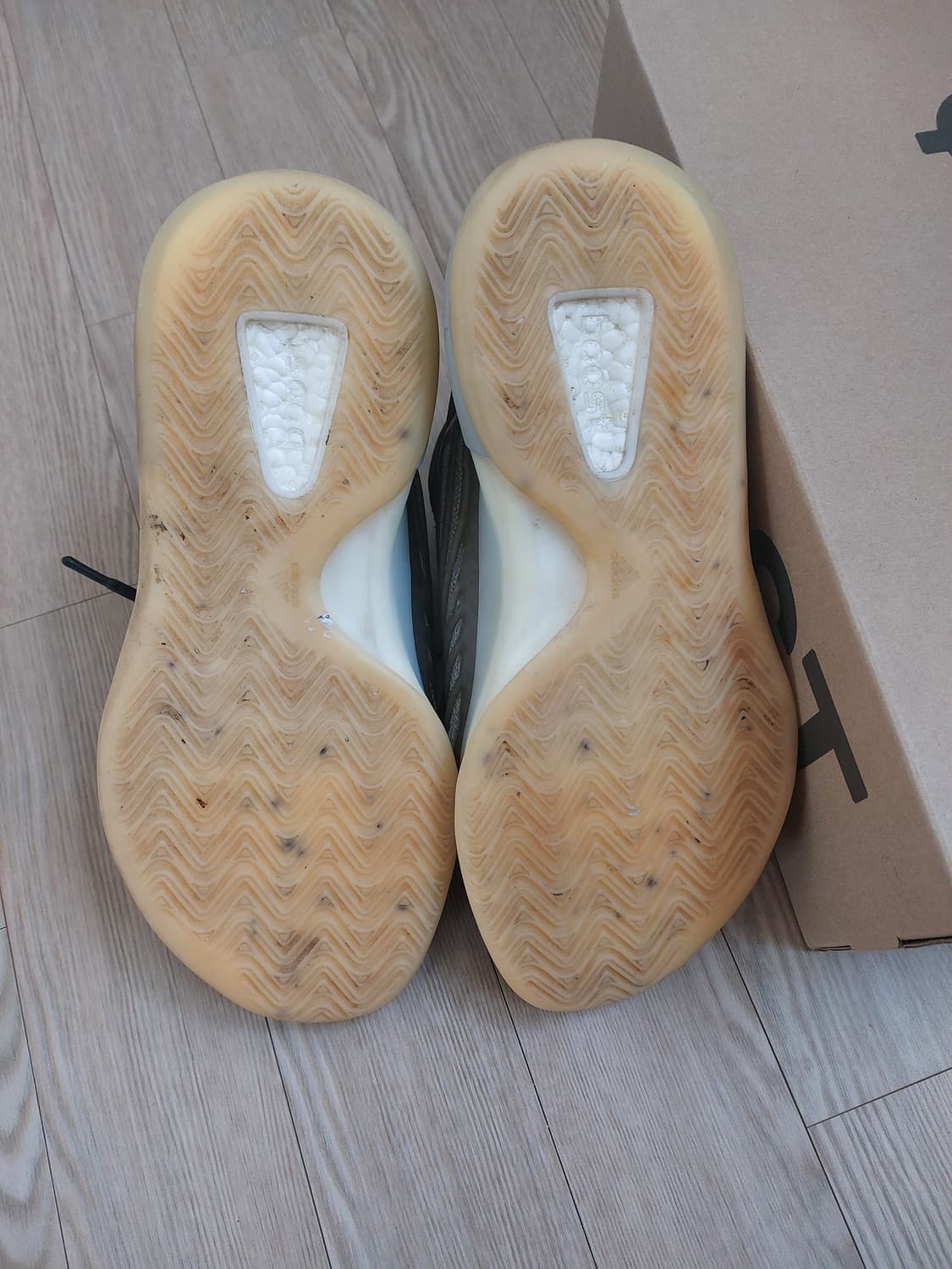 아디다스 이지 부스트 퀀텀 바리움 상품이미지8