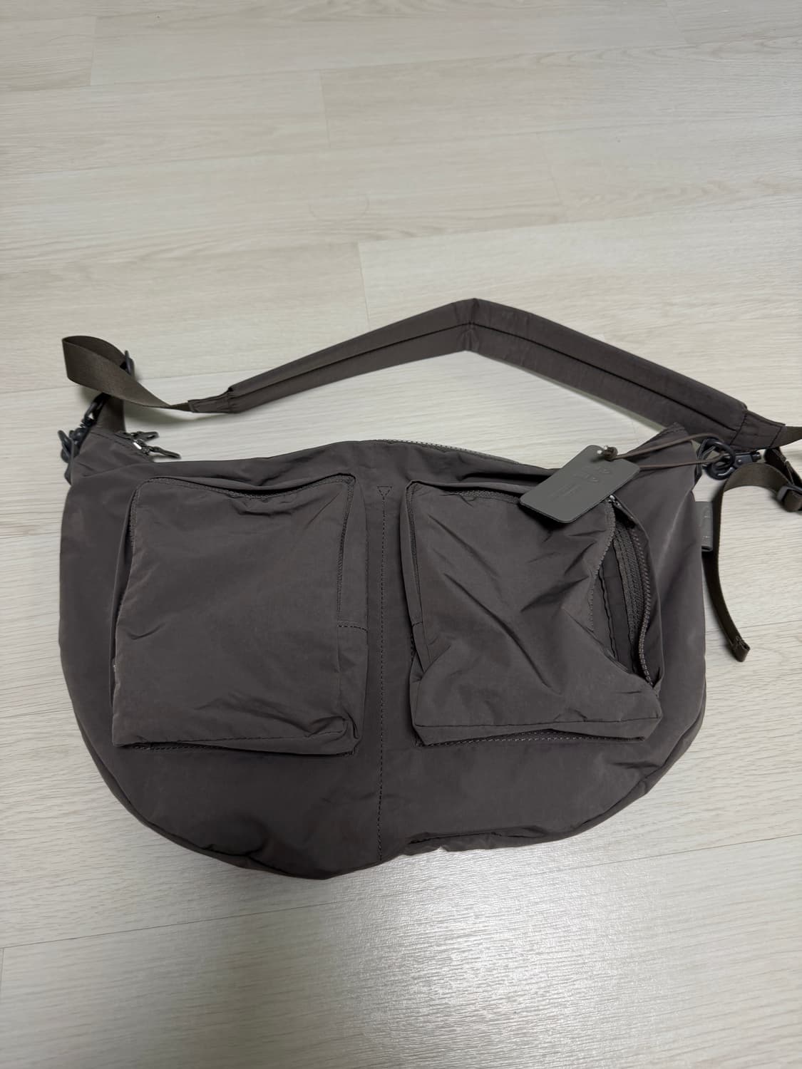 아미아칼바 바디백 그레이 상품이미지1