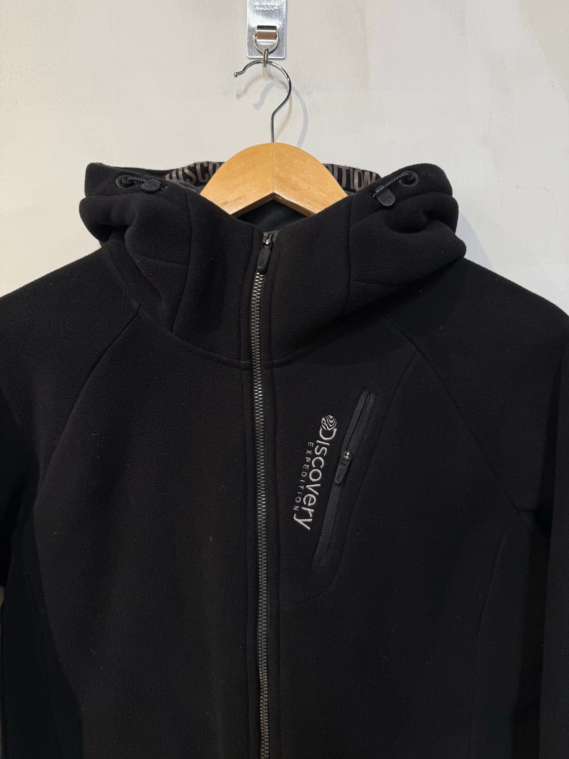 디스커버리 블랙 플리스 후드집업 상품이미지2