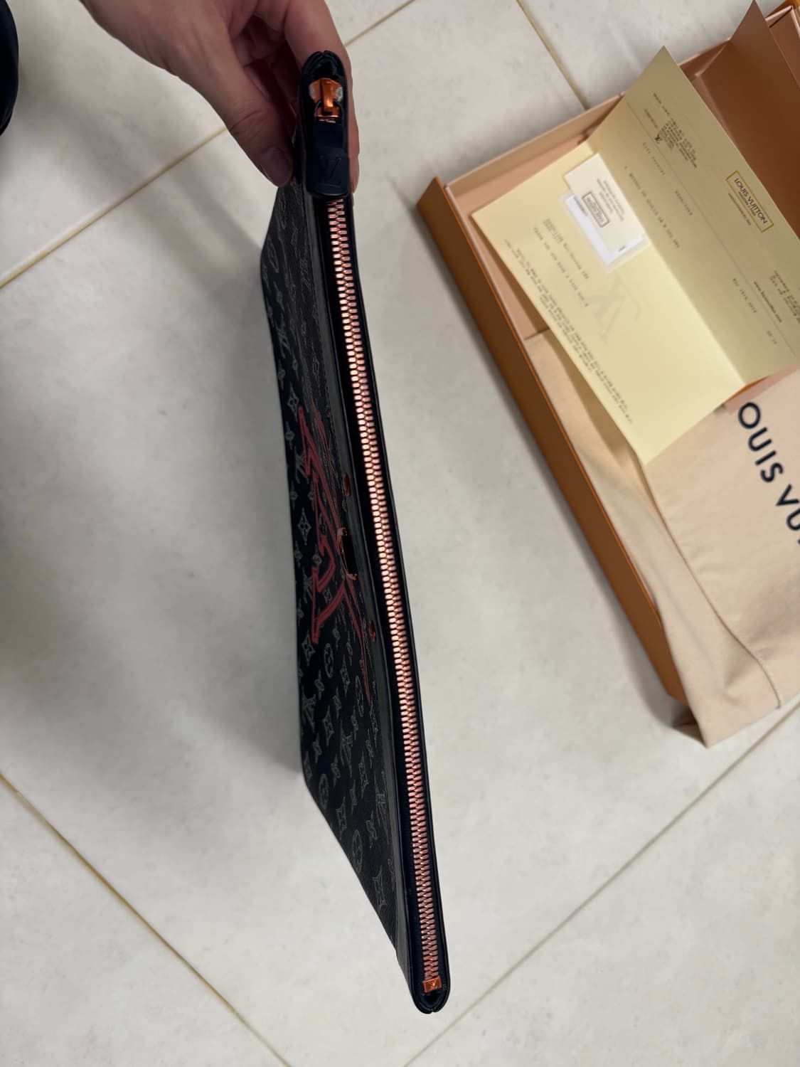 루이비통 업사이드다운 클러치 풀박스 상품이미지2
