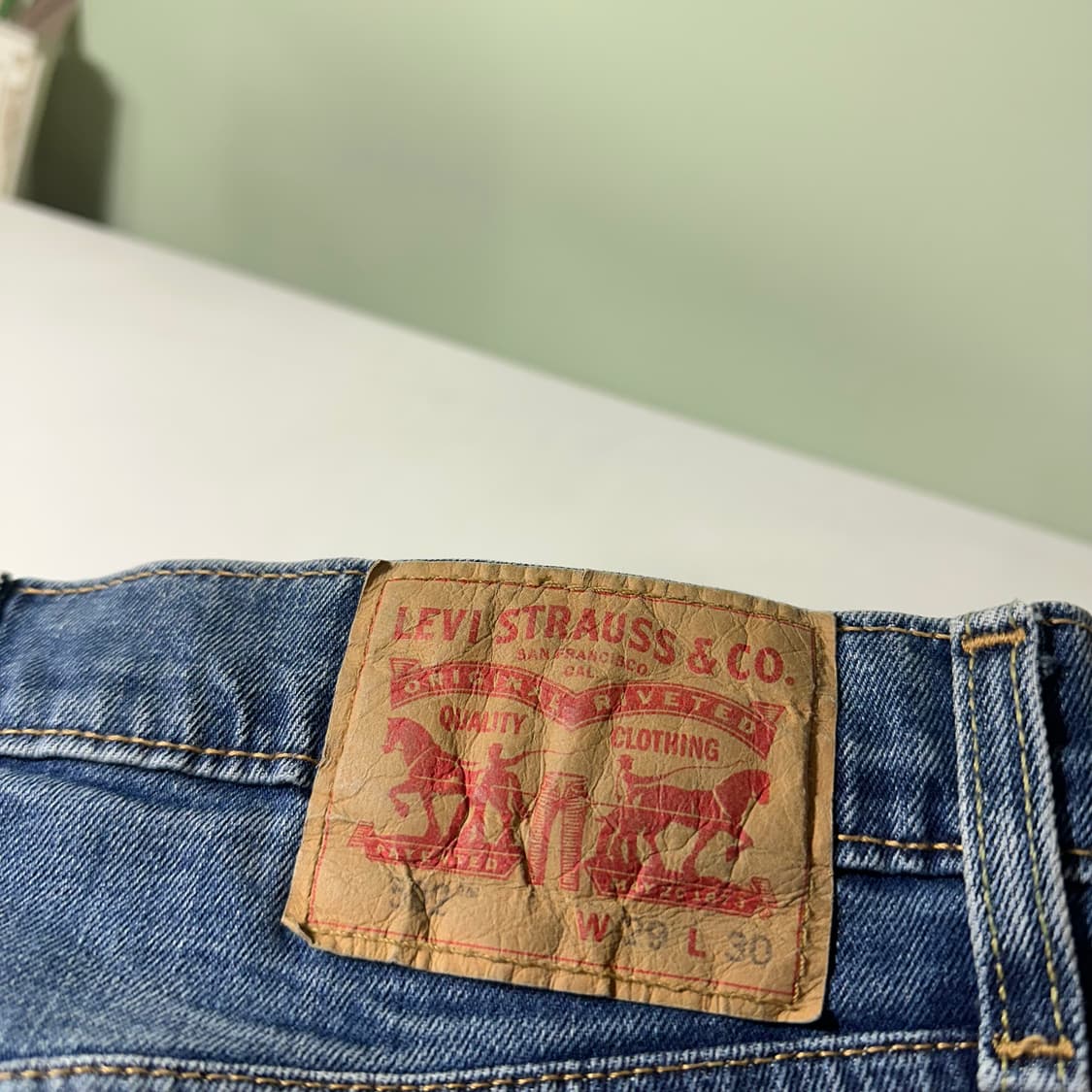 우먼L 리바이스502 슬림레귤러핏 중청워시드 데님팬츠 청바지 상품이미지2